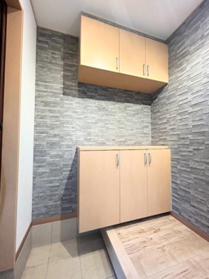 【玄関】 | ◆緑区白山中古住宅◆ | ◆光の渦が溢れた明るい玄関ホール。「おかえり」と「ただいま」が交差するお家の顔とも言える場所は爽やかで心地良い空間となっています。すっきり片付いた玄関で来客時にも自信が持てそう。