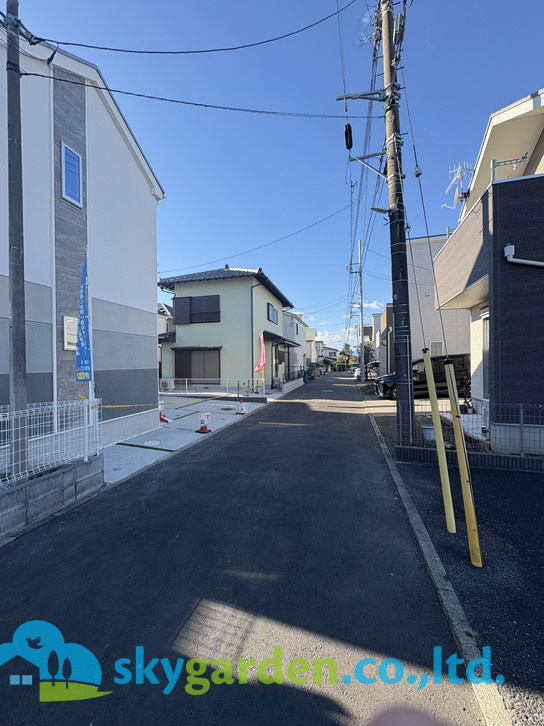 藤沢市大鋸3丁目4期　新築戸建　全1棟1号棟の前面道路含む現地写真