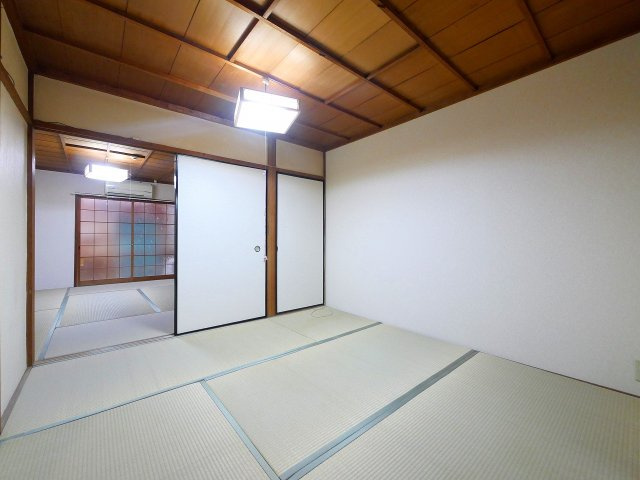 杉山連棟の和室|畳の上でゆっくりとくつろげる和室です