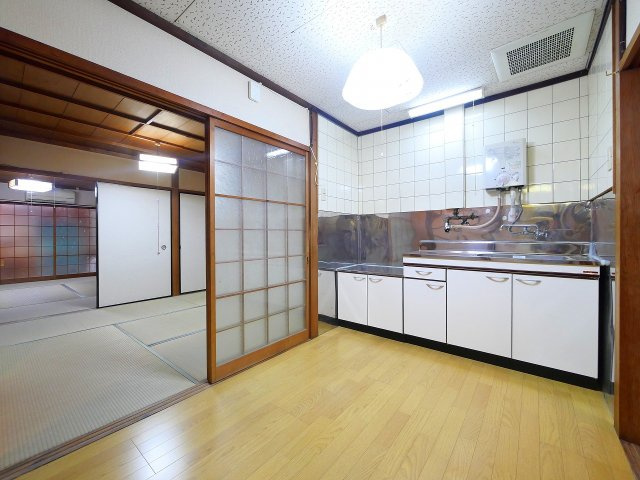 杉山連棟の居間・リビング|こちらの居間で趣味の時間をお楽しみください
