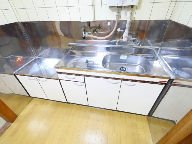 杉山連棟のキッチン|コンパクトなキッチンで掃除もラクラク