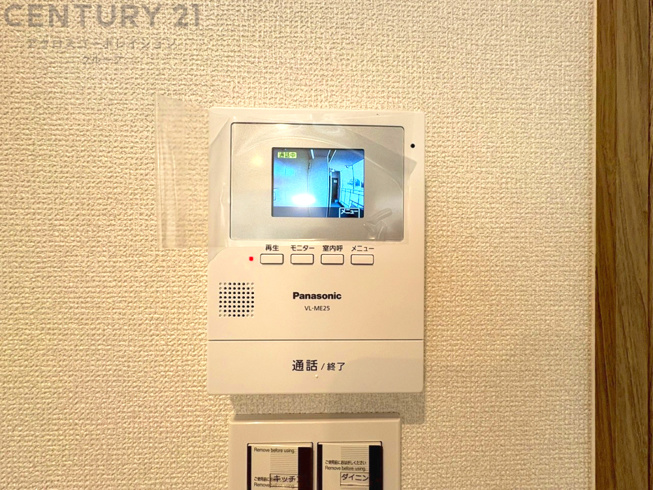 訪問者が来たときにテレビ画面で確認できるため、安心してドアを開けられます。録画機能があるものもあり、留守中に来訪者を記録しておくことができます。利便性が高く、セキュリティ面でも安心です