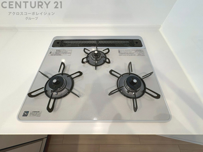 多数の調理器具を同時に使用でき、料理の効率化が可能。省エネで節約になり、様々な料理スタイルに適応できます。また、火力調整が独立しており、手入れや掃除もしやすく、今よりもっとお料理が楽しくなるかも。