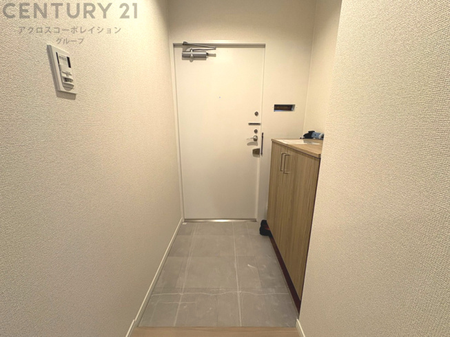 大きな玄関収納付きの玄関です　家族皆様の履物をしっかり収納できます