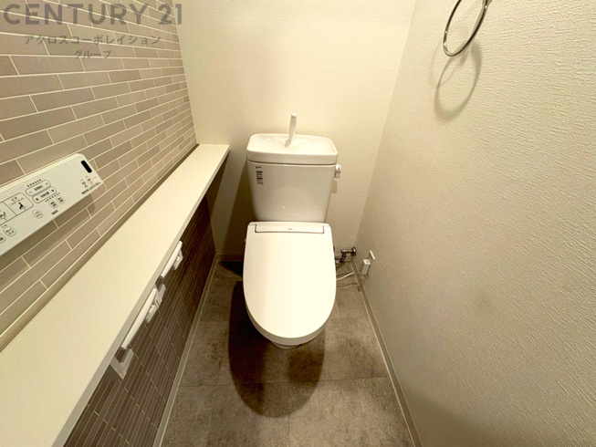 温水洗浄便座付トイレは温水洗浄機能により、暖かい水でおしりを洗浄することができ、冷たい水を使う従来の便座に比べ、温水洗浄機能で暖かいトイレを提供し、快適な使用を可能にします。