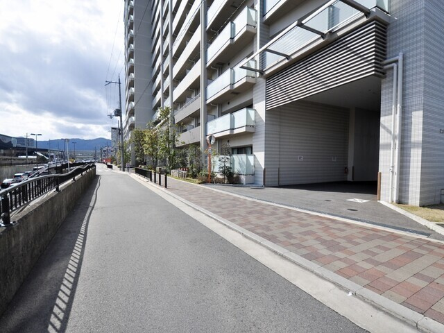 京都桂川つむぎの街グランスクエアのエントランス