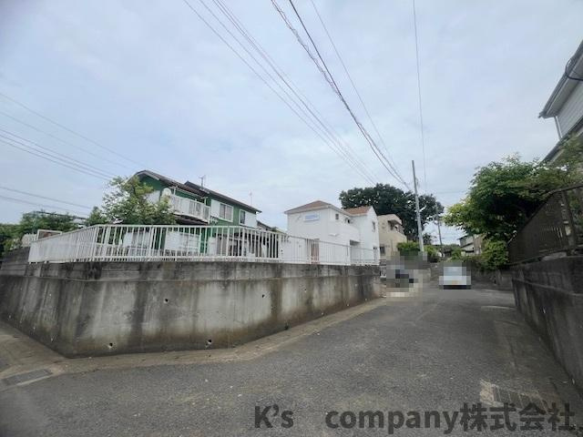 ■藤沢市宮原　建築条件なし　売地の前面道路含む現地写真|角地で開放感のある土地です◇