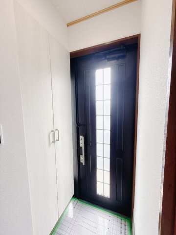【中古戸建】本庄市今井の玄関|■玄関｜靴で溢れてしまうご家庭でも安心の大きさがある下駄箱。