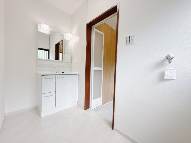 【中古戸建】本庄市今井の独立洗面台|■洗面室｜お子様と着替えをしても広々と使用できる脱衣所スペース。