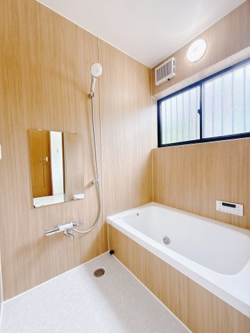 【中古戸建】本庄市今井の浴室|■浴室｜アクセントクロスが印象的なユニットバス。追い炊き機能式、換気＆乾燥も対応OK♪