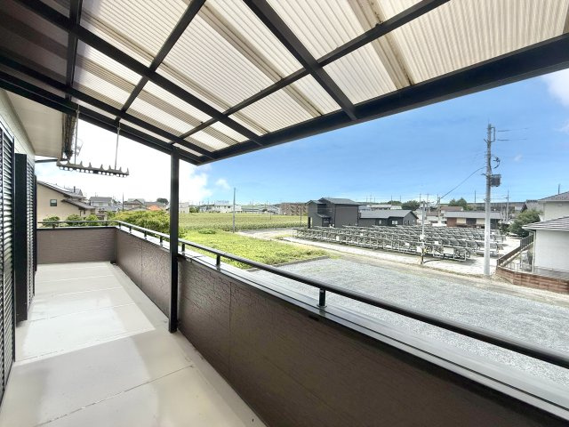 【中古戸建】本庄市今井のバルコニー|■バルコニー｜一部屋根がついているバルコニー。急な雨が降ってもお洗濯物を雨から守ってくれるので安心です。