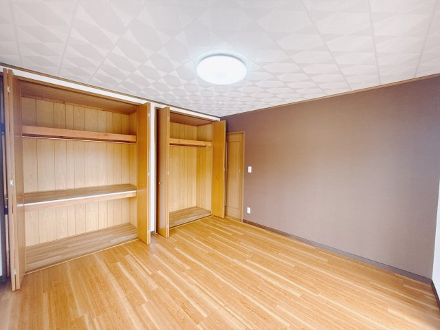 【中古戸建】本庄市今井の寝室|■主寝室｜主寝室にはアクセントクロスをあしらい、ホテルのような落ち着いた空間を演出しました。大容量のクローゼットもついております。