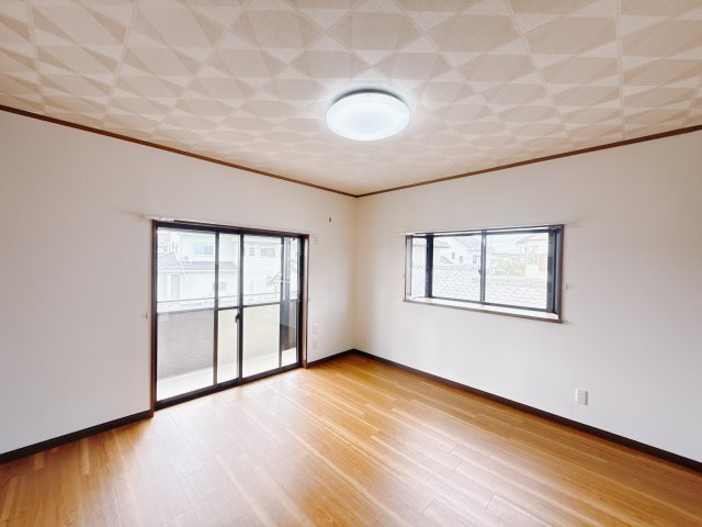 【中古戸建】本庄市今井の寝室|■主寝室｜木目のきれいなフローリングが魅力です。一日の疲れを癒し、安らぎのひとときを過ごせる、そんな空間です♪