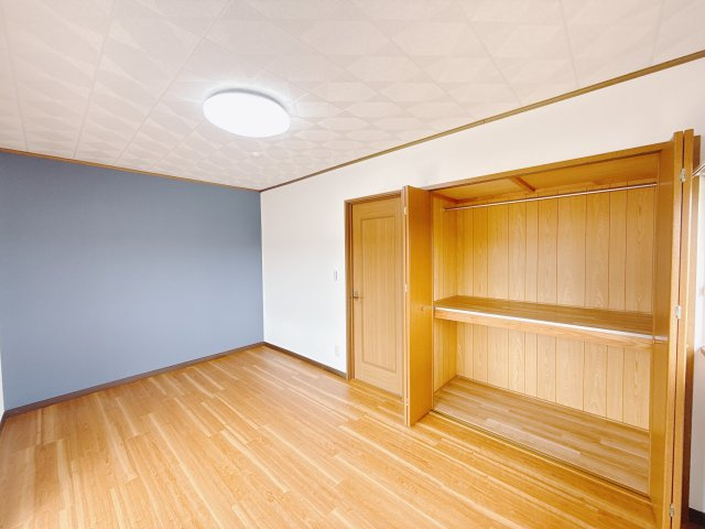 【中古戸建】本庄市今井の洋室|■2階洋室｜クローゼットも付いているので、お子様が自然とお片付けできる環境に。
