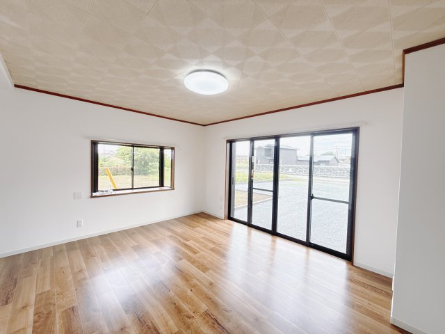 【中古戸建】本庄市今井の居間・リビング|■リビング｜落ち着きのある表情を見せるリビングダイニング。太陽の光がたっぷり差し込むリビングは、自然とご家族が集まる居心地の良い空間です。