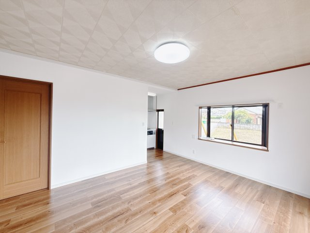 【中古戸建】本庄市今井の居間・リビング|■リビング｜シックなフローリングが高級感漂うリビングです。南向きで明るく、ご家族がゆっくりくつろげる空間となっております