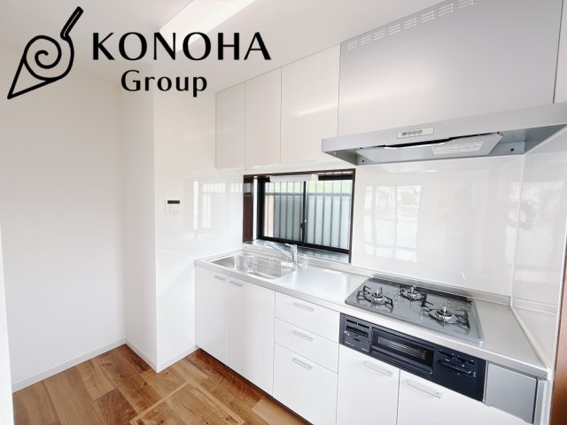 【中古戸建】本庄市今井のキッチン|■キッチン｜キッチンワークトップの幅が広く、お子さまといっしょにお料理をつくったり、ちょっとしたパーティーも楽しめます。フラットなのでお掃除がしやすいのもポイントです。