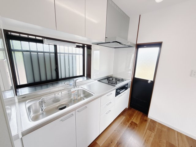 【中古戸建】本庄市今井のキッチン|■キッチン｜便利な勝手口付きのキッチンです！キッチンからリビングが繋がっています。