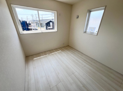 【洋室】 | 紫波町桜町才土地 | 白い壁の部屋は、明るく開放的な雰囲気をつくり広く感じられるのが魅力です