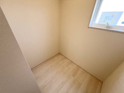 【収納】 | 紫波町桜町才土地 | ストレージルームはデスクを置いて簡易的な作業スペースにもできます