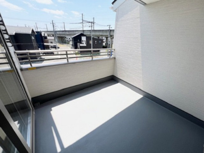 【バルコニー】 | 紫波町桜町才土地 | キャンプ用の椅子やテーブルを置いてお家キャンプが楽しめます