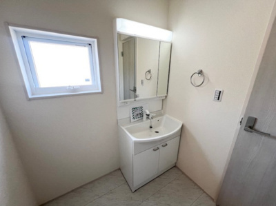 【独立洗面台】 | 紫波町桜町才土地 | 三面鏡付き洗面化粧台は、洗面周りの小物を収納でき生活感が出にくいです。