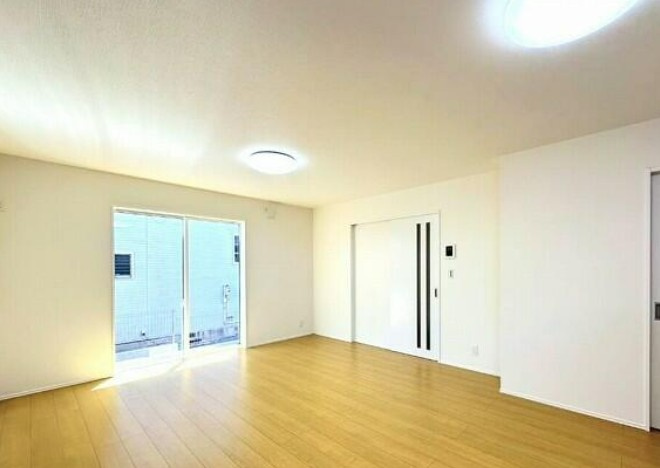 【未入居】鶴ヶ島市太田ヶ谷未入居住宅の居間・リビング|窓も大きく採光・採風しっかりとれています☆