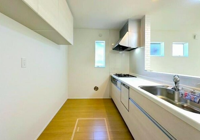 【未入居】鶴ヶ島市太田ヶ谷未入居住宅のキッチン|余裕あるキッチンスペース☆背面には吊戸棚つき！