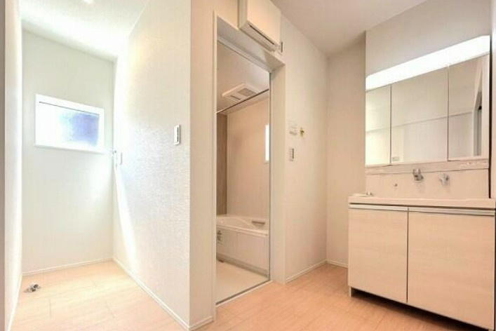 【未入居】鶴ヶ島市太田ヶ谷未入居住宅の独立洗面台|朝の身支度に欠かせない洗面台です！ランドリースペースも♪