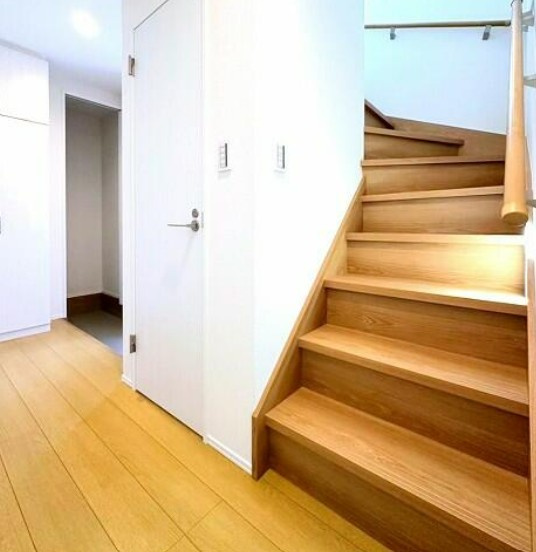 【未入居】鶴ヶ島市太田ヶ谷未入居住宅の内装|手すり付き階段