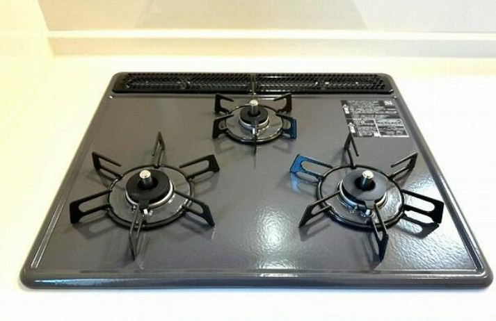 【未入居】鶴ヶ島市太田ヶ谷未入居住宅のキッチン|３口コンロ