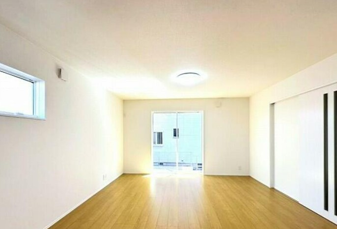 【未入居】鶴ヶ島市太田ヶ谷未入居住宅の居間・リビング|キッチン側から見たリビングダイニング♪