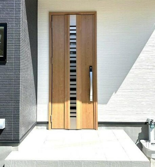 【未入居】鶴ヶ島市太田ヶ谷未入居住宅の玄関|綺麗な玄関アプローチです！