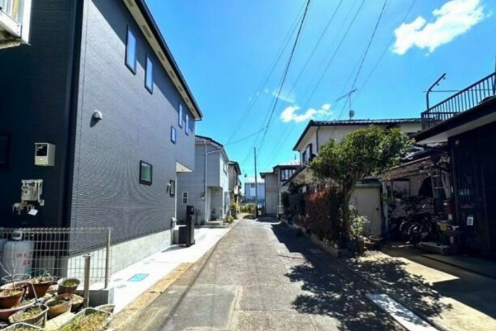 【未入居】鶴ヶ島市太田ヶ谷未入居住宅の前面道路含む現地写真