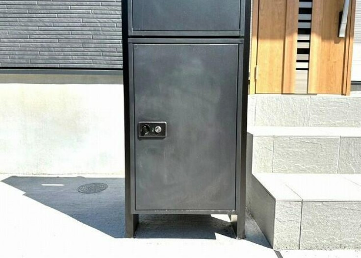 【未入居】鶴ヶ島市太田ヶ谷未入居住宅の玄関|便利な宅配ボックス付きポスト☆