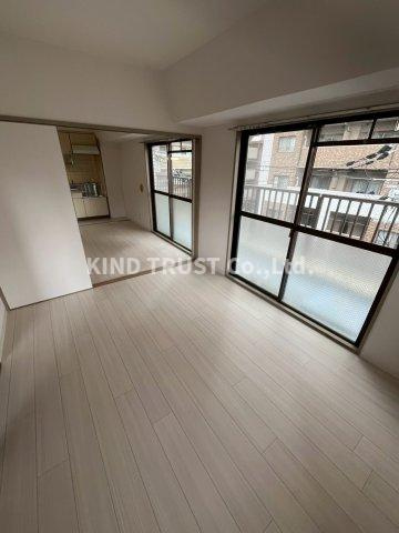 中崎西ハイツの居間・リビング|ゆったり過ごせる居間です