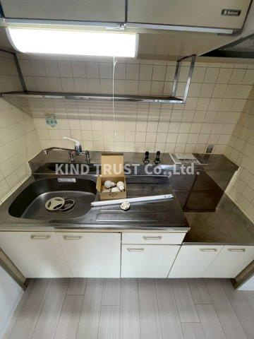 中崎西ハイツのキッチン|コンパクトなキッチンで掃除もラクラク