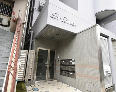 【エントランス】 | ラ・ルミエール | 落ち着いたエントランスです