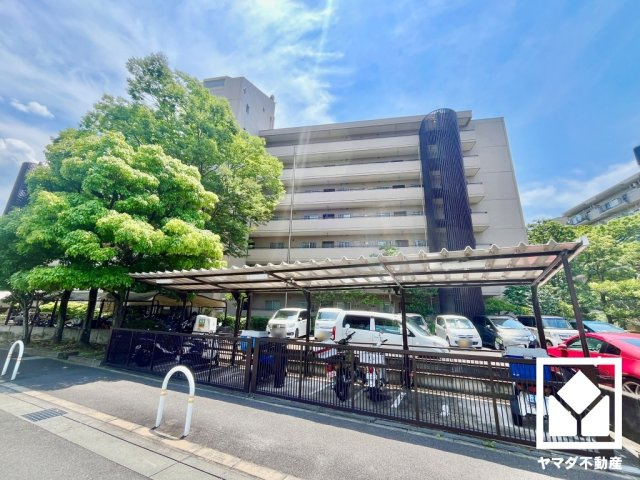 ユニ宇治川マンション４号館の駐車場