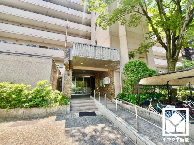 ユニ宇治川マンション４号館のエントランス