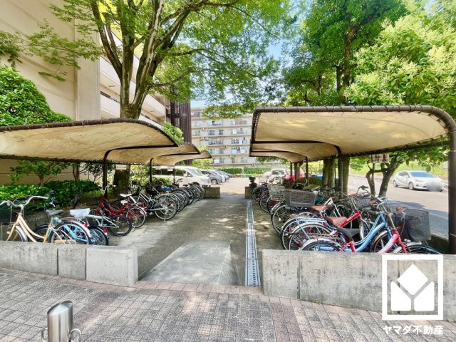 ユニ宇治川マンション４号館の駐輪場