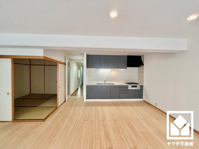 ユニ宇治川マンション４号館の居間・リビング