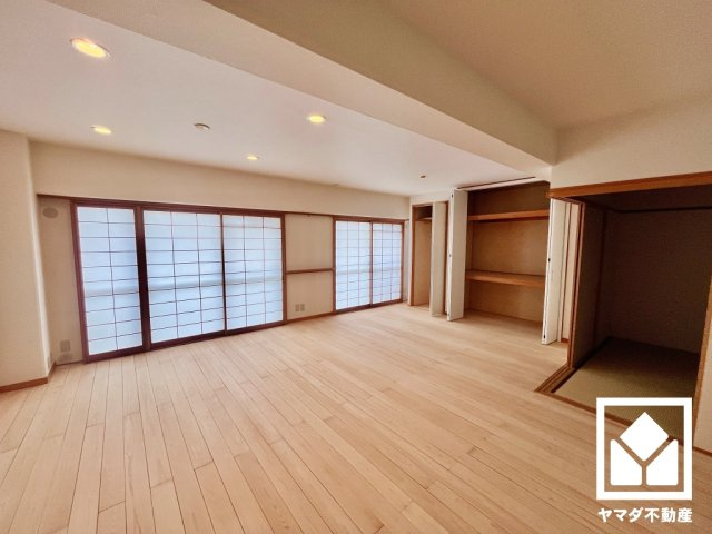 ユニ宇治川マンション４号館の居間・リビング