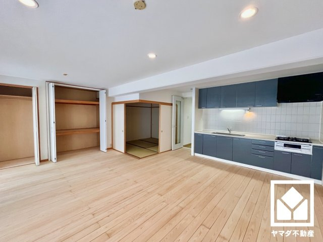 ユニ宇治川マンション４号館の居間・リビング