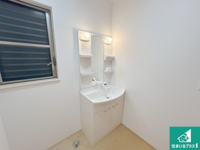 堺市東区大美野　中古一戸建ての独立洗面台|清潔感のある洗面台です。フラットな鏡は掃除がしやすく毎日清潔！鏡裏には収納があるのでスッキリとした洗面台が保てます。