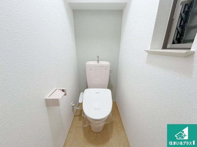 堺市東区大美野　中古一戸建てのトイレ|落ち着いた色で統一されたトイレ！
