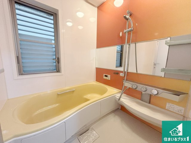 堺市東区大美野　中古一戸建ての浴室|
足をゆったり伸ばして寛げる浴槽です。窓が設けられていますので差し込む光が明るく穏やかな雰囲気にしてくれます♪