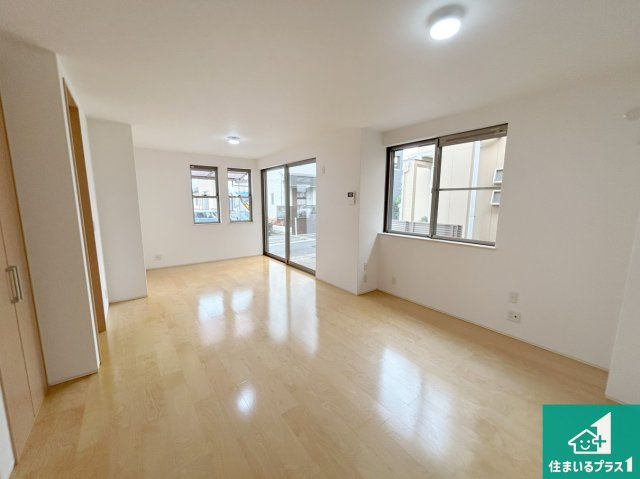 堺市東区大美野　中古一戸建ての居間・リビング|シンプルなリビングは、観葉植物等のインテリアを楽しめますね！パパ好みにも、ママ好みにも家具次第で雰囲気を変えることができます！