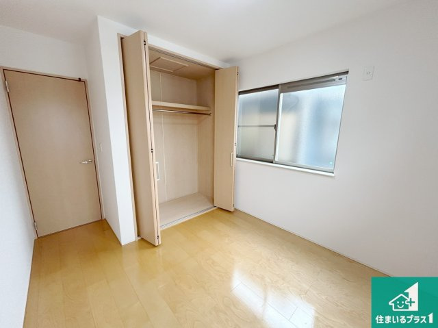 堺市東区大美野　中古一戸建ての洋室|収納スペースが充実しているので子供の成長に合わせてたくさん収納ができます！家族構成に合わせた様々な活用ができる収納！