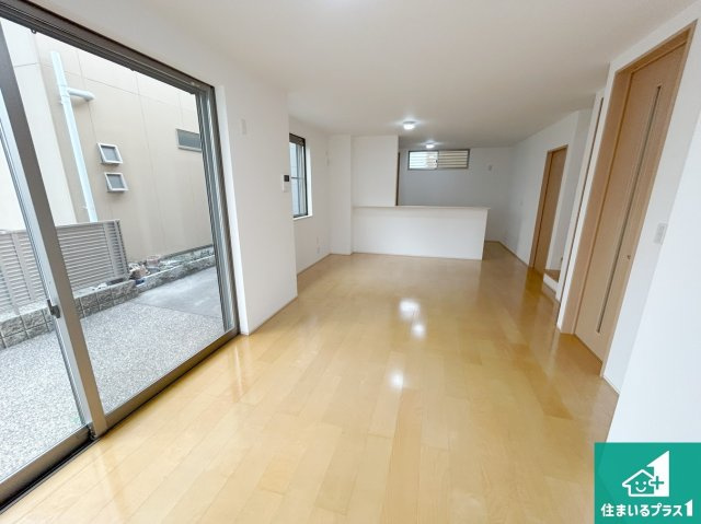 堺市東区大美野　中古一戸建ての居間・リビング|シンプルなリビングは、ソファーを置いたり、観葉植物を置いたり、家具の配置やインテリアで住む人のこだわりを活かすゆとりある空間にしてください♪